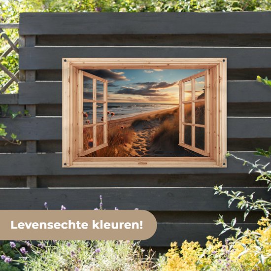 Tuinposter met houten raam, een strand met duinen en zonsondergang. Levendige kleuren.