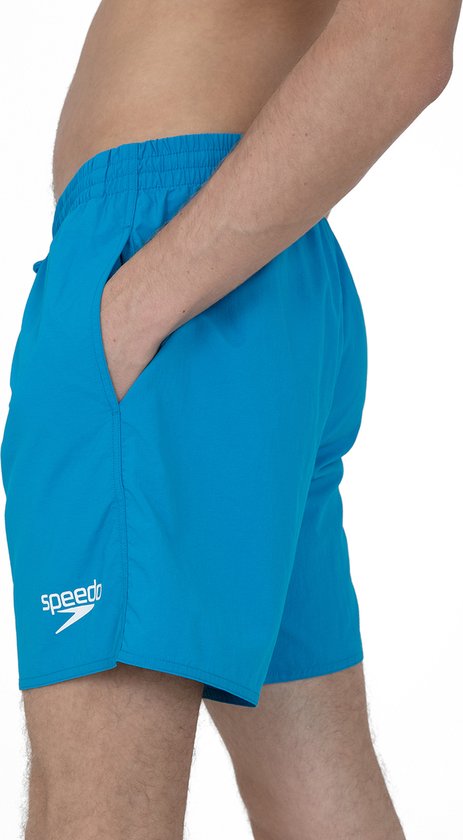 Vue latérale d'un short de bain Speedo bleu clair, avec logo et poche.