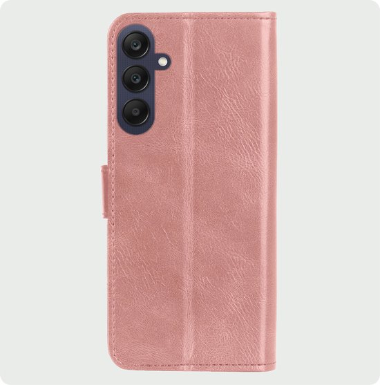 Achterkant van roze kunstleren telefoonhoesje met drievoudige cameralens uitsparing.