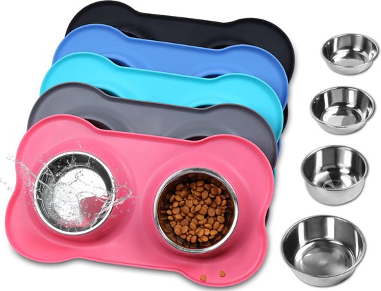 Stapel van meerdere roze, grijze, blauwe, lichtblauwe en zwarte dubbele voerbakken met botvormig design, met vier RVS kommen ernaast.
