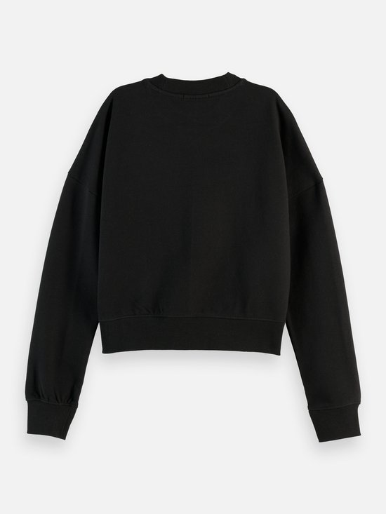 Zwarte sweater, achterkant zichtbaar.