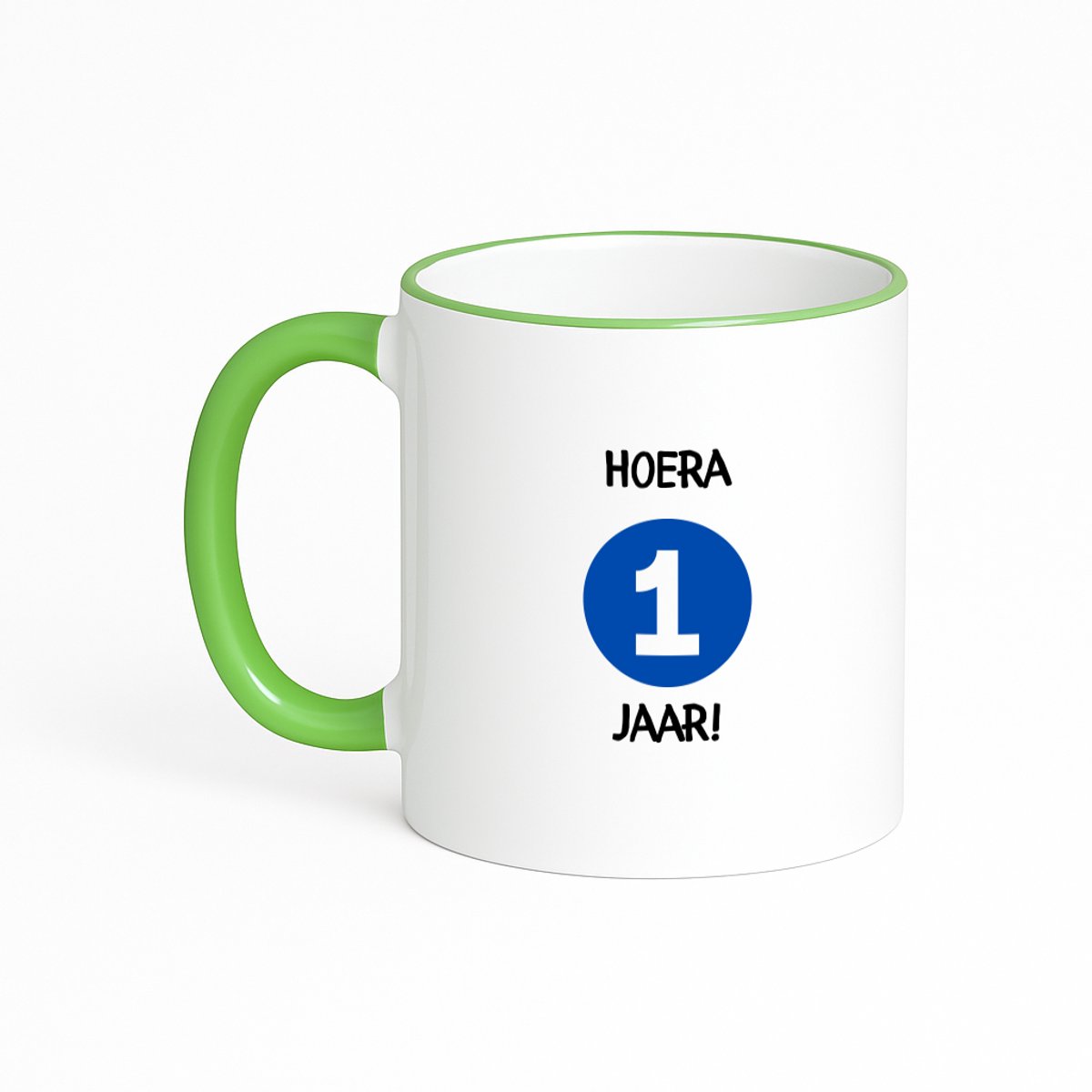 Hacebo® - Hoera 1 jaar koffiebeker met gekleurde rand groen - Verjaardag - Jarigen - thee mok - koffie beker - Verjaardagscadeau - baby - Happy birthday - koffiemok - 330 ML