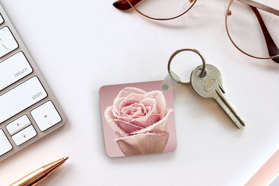 Porte-clés - Distribuer des cadeaux - Gouttes de rosée sur une seule rose rose - Plastique