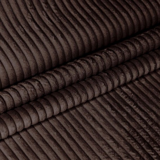 Gros plan détaillé du tissu marron en velours côtelé, avec des côtes.