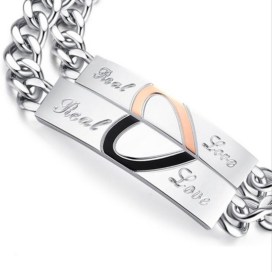 Zilverkleurige schakelarmband met twee helften van een hartje. Eén helft is zwart, de andere koraalroze. Beide helften hebben "Real Love" in script letters.