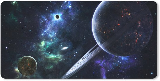 Tapis de souris XL sur le thème de l'espace : une planète annelée, une planète plus petite et un trou noir dans une nébuleuse colorée.