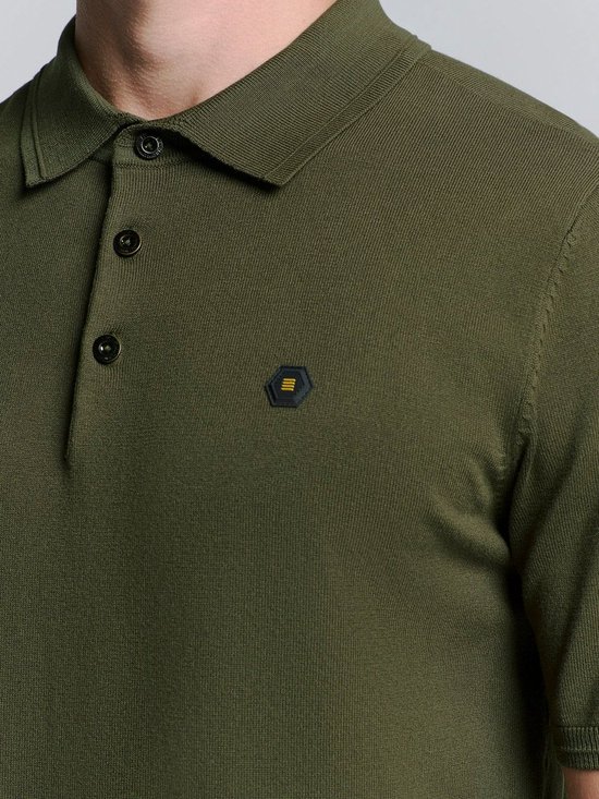 Legergroen gebreid poloshirt voor heren, met kraag, knoopsluiting en een zwart logo op de linkerborst.