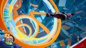 Een zwarte Hot Wheels raceauto met rode accenten racet door een spiraalvormige futuristische baan.