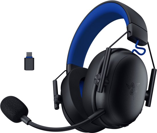 Zwarte gaming headset met blauwe voering, microfoon en USB-C dongle.
