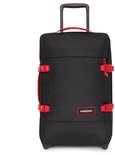 Zwarte koffer met rode accenten zoals handgrepen en gespen. Eastpak logo.