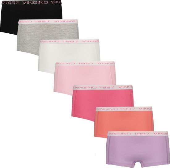 Zeven meisjesboxers in regenboogkleuren. Van boven naar beneden: zwart, grijs, wit, lichtroze, fuchsia, oranje, lila. Allen met Vingino 1997 tailleband.