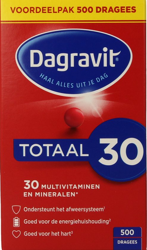 De voorkant van een rode verpakking van Dagravit Totaal 30 multivitaminen en mineralen, met de vermelding 'Voordeelpak 500 dragees'.