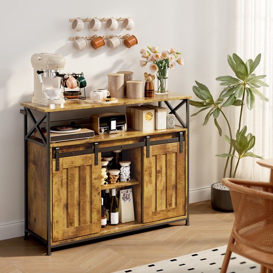 Bruine buffetkast met schuifdeuren, gevuld met diverse items zoals een koffiezetapparaat en boeken.