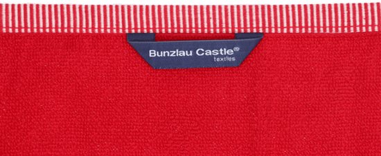 Détail d'un torchon rouge Bunzlau Castle avec une bordure rayée et une étiquette.