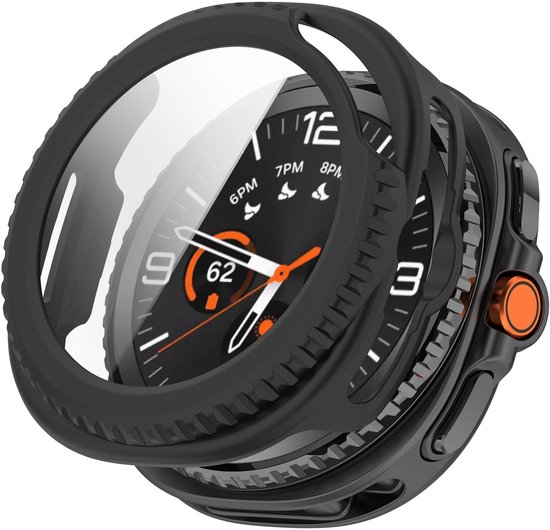 Zwart hoesje met oranje accentknop, gedeeltelijk over een smartwatch met zwarte wijzerplaat, digitaal display en oranje wijzers.