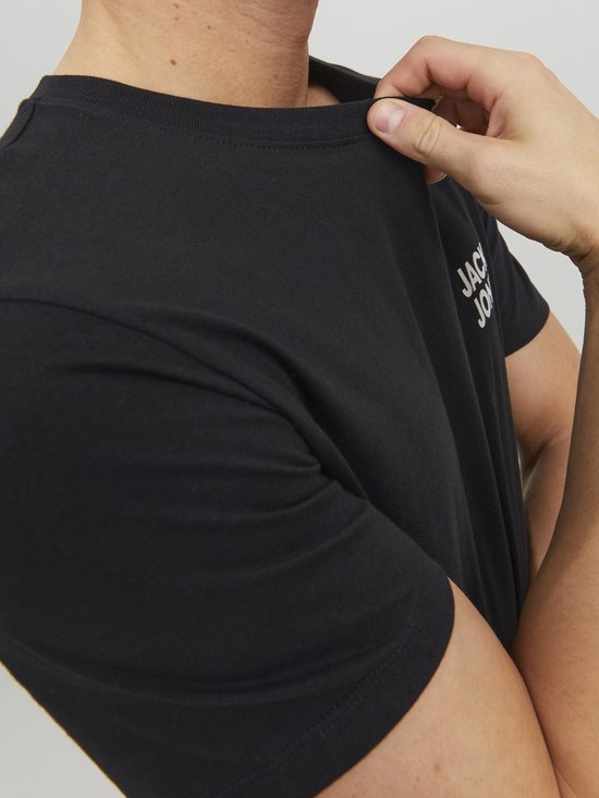 Detail van een zwart Jack & Jones t-shirt met korte mouwen en ronde hals, met wit logo op de borst.