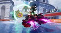 Shadow in een zwarte race-hovercraft met neon accenten op een waterachtig oppervlak.
