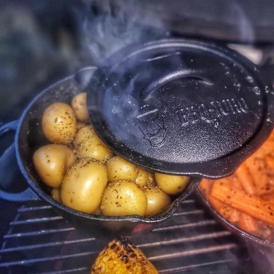 RFWR® Gietijzeren Steelpan met Deksel - 2 Liter | Ideaal voor Grillen en Koken | Duurzaam en Thermeresistent