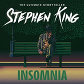 Een man in pak zit op een groen bankje onder een lantaarnpaal, met de tekst 'STEPHEN KING INSOMNIA'.