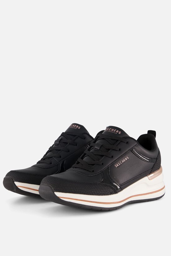 Zwarte Skechers sneakers met lakleren details en rosé gouden accenten op de witte zool.