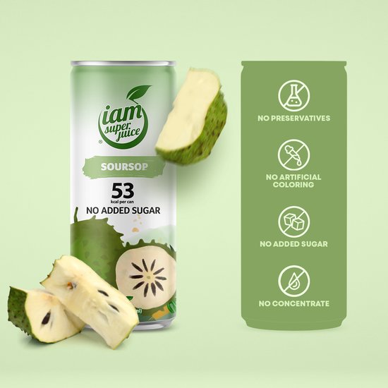 Blikje 'iam super juice' Soursop fruit drink met soursop stukken ernaast. Rechts staan iconen voor 'no preservatives', 'no artificial coloring', 'no added sugar', 'no concentrate'.