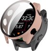 Zalmroze smartwatch hoesje met glazen screenprotector, deels over een Garmin Forerunner 570.