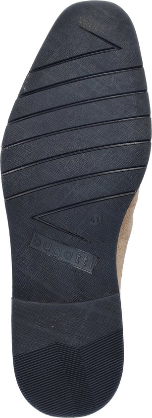 Zool van een lichtbruine suède schoen met Bugatti logo en profiel.
