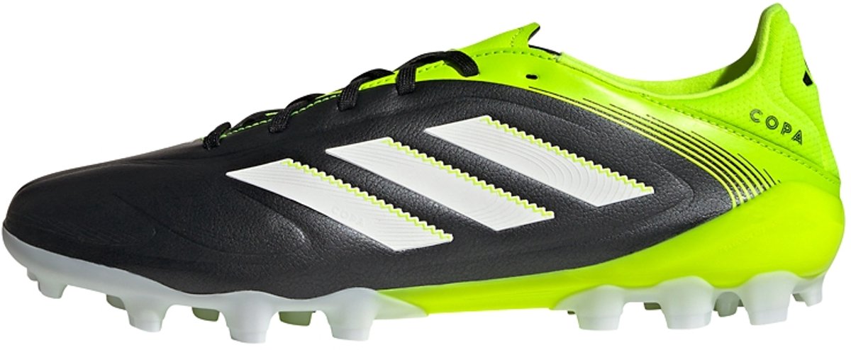 Zwarte adidas Copa Pure 3 voetbalschoenen met groene accenten en witte strepen, geschikt voor kunstgras.