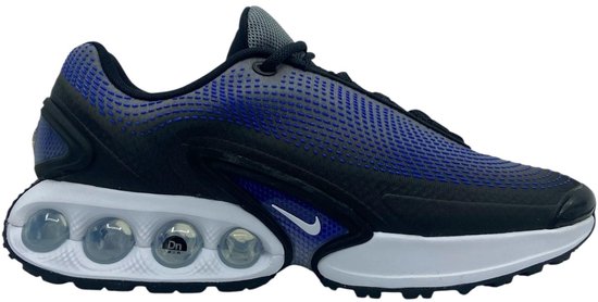 Zij-aanzicht van zwarte sneaker met blauw en grijs mesh, Nike swoosh en vier zichtbare Air units.
