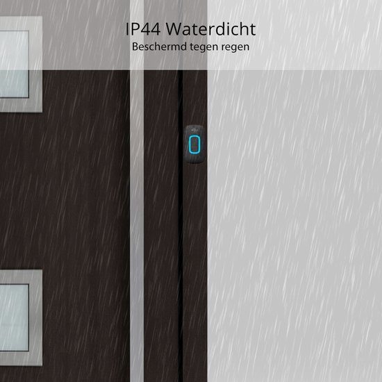 Deurbelknop met blauwe LED, buiten gemonteerd op een donkere deur tijdens regen. IP44 waterdicht.