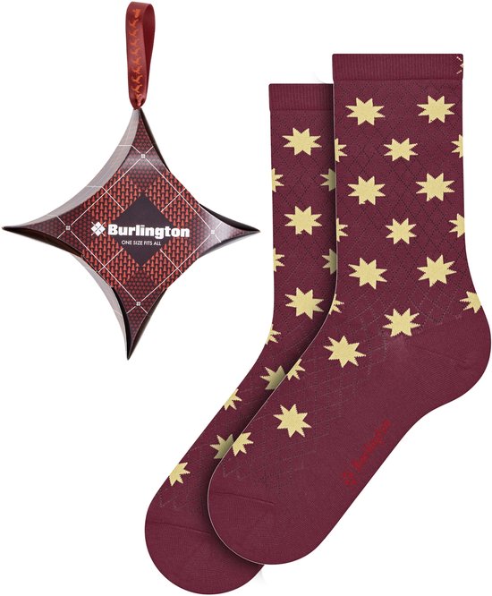 Paar wijnrode sokken met gele sterren, naast een ster-geschenkdoos.