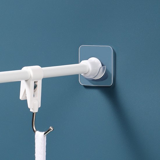 Witte douchestang met een witte clip en een metalen haak met wit handdoekje, bevestigd aan een houder op een blauwe muur.