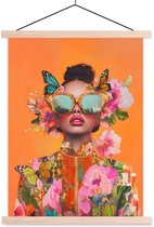 Posterhanger incl. Poster 40x53 cm - Schoolplaat - Vlinders - Vrouw - Zonnebril - Kleurrijk - Textielposter - Blanke latten
