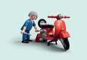 PLAYMOBIL monteur met gereedschap bij een rode Vespa scooter.