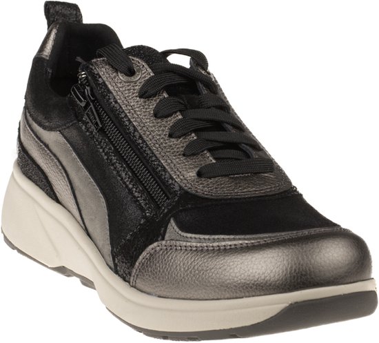 Zilverkleurige en zwarte sneaker met ritssluiting, veters en lakdetails.