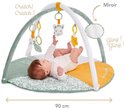 Baby op speelkleed met activiteitenboog en speeltjes, breedte 90 cm.