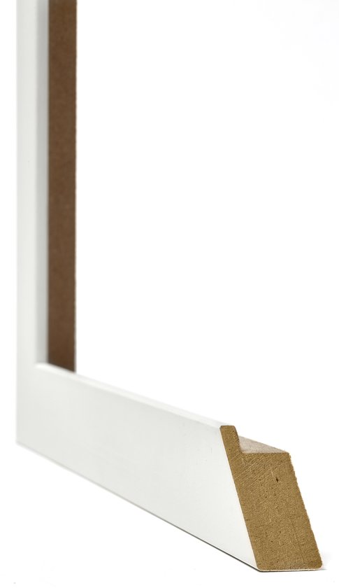 Detail van de hoek van een witte fotolijst, toont de MDF-achterkant.