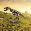 Goudkleurig T-Rex skelet op sokkel in een prachtig groen landschap met bergen en vliegende vogels.