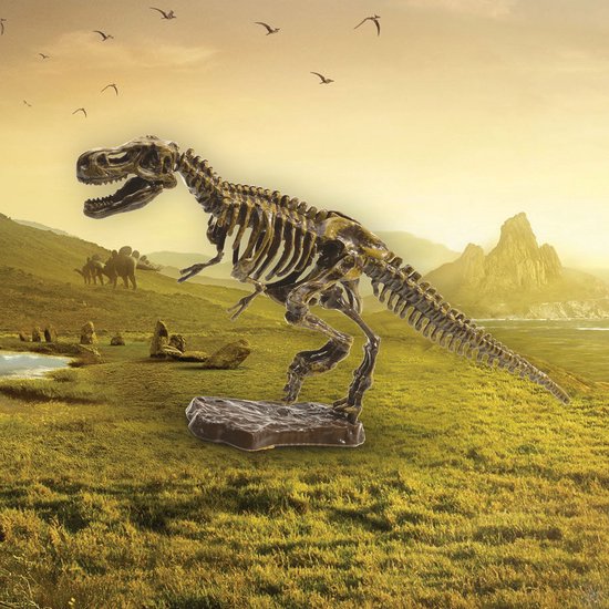 Goudkleurig T-Rex skelet op sokkel in een prachtig groen landschap met bergen en vliegende vogels.