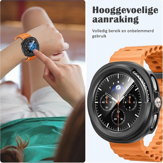 Zwarte smartwatch met oranje bandje, aangeraakt door een persoon.