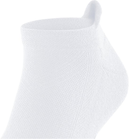 Detailopname van een witte enkelsok met een lipje bij de hiel.