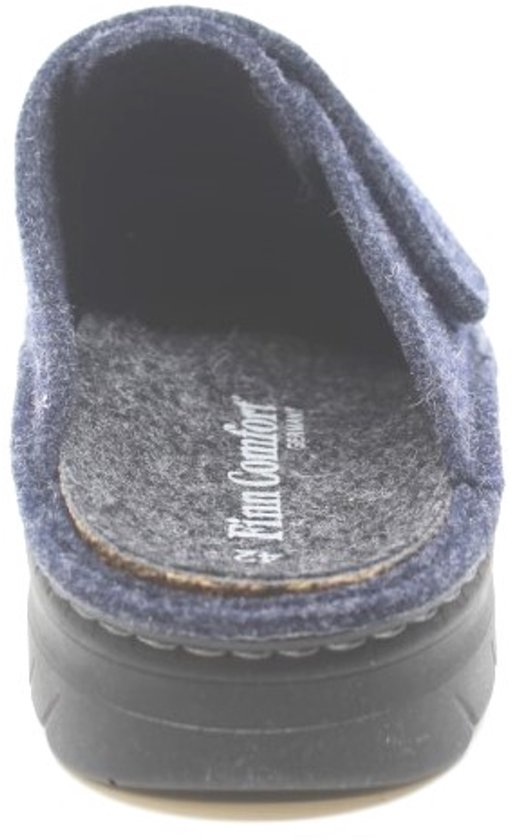 Donkerblauwe pantoffel van wol met een dikke zwarte zool en 'Finn Comfort Germany' op de binnenzool.