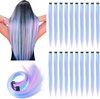 Mannequin avec de longs cheveux raides aux tons gris avec des reflets violets et bleus. À côté d'une pile d'extensions à clip violettes et bleues.