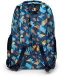 Achterkant van een blauwe rugzak met veelkleurig geometrisch patroon. Gevoerde banden en handvat bovenaan.