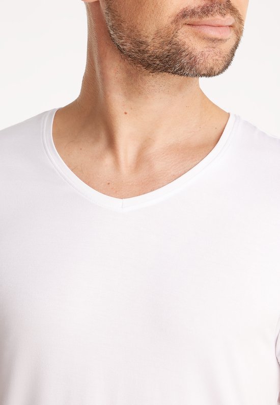 Close-up van de witte v-hals van een t-shirt gedragen door een man.