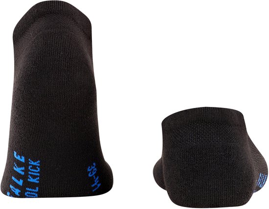 Twee zwarte Falke sneaker sokken. Eén met "FALKE COOL KICK" en maat 39-41 op de zool. 