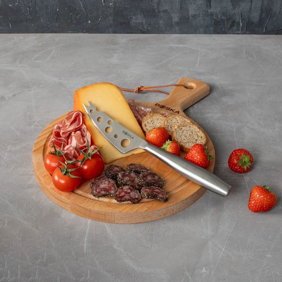 Planche de service en bois avec fromage jeune, salami, tomates, pain, fraises et un couteau à fromage.