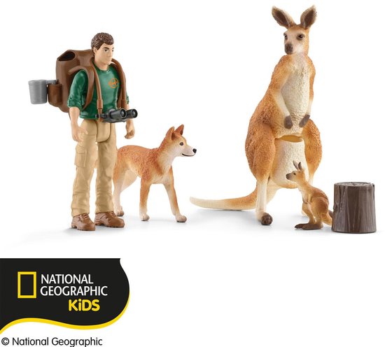 Een ranger met rugzak en verrekijker staat naast een staande dingo en een zittende kangoeroe met joey, bij een boomstronk.