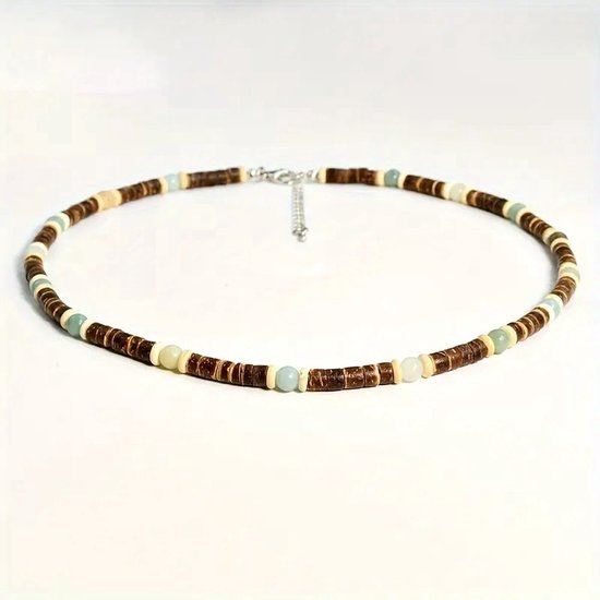 Ketting van bruine en beige kralen met lichtblauwe accenten, op een witte achtergrond.