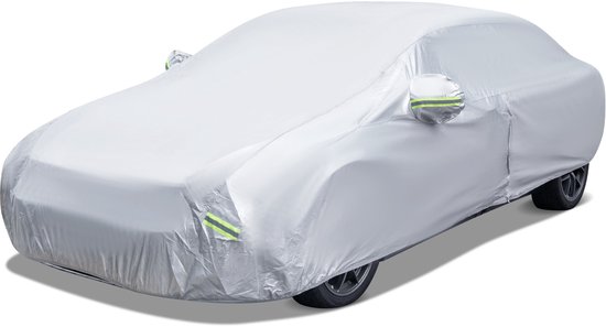 Élégante bâche de voiture gris clair épousant les contours d'une berline, avec des détails réfléchissants.